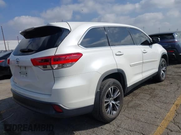 ✅ 2019 Toyota Highlander LE • VIN: 5TDZZRFH8KS345811 • Lot: 43506839. Listed on IAAI with 81,827 mi. Free auction sales archive from the USA and detailed vehicle history report at DreamBid. Image 4.