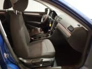 ✅ 2017 Volkswagen Passat S • VIN: 1VWAT7A38HC013602 • Lot: 41218616. Wystawiony na IAAI z przebiegiem 77 497 mil. Bezpłatny archiwum sprzedaży aukcyjnych z USA i szczegółowy raport historii pojazdu na DreamBid. Zdjęcie 5.