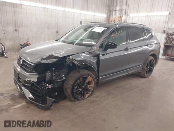 ✅ 2024 Volkswagen Tiguan SE R-Line Black • VIN: 3VV8B7AX8RM090818 • Lot: 42123399. Wystawiony na IAAI z przebiegiem 10 846 mil. Bezpłatny archiwum sprzedaży aukcyjnych z USA i szczegółowy raport historii pojazdu na DreamBid. Zdjęcie 2.