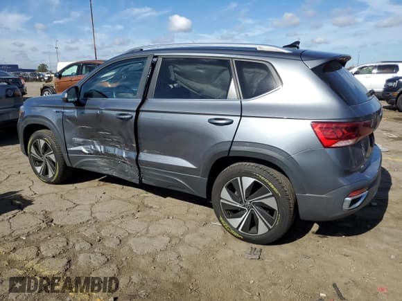 ✅ 2024 Volkswagen Taos SE • VIN: 3VVVX7B23RM055983 • Лот: 86253915. Опубликован ранее на Copart с пробегом 16 728 миль. Бесплатный доступ к архиву аукционных продаж из США и подробный отчёт об истории автомобиля на DreamBid. Изображение 2.
