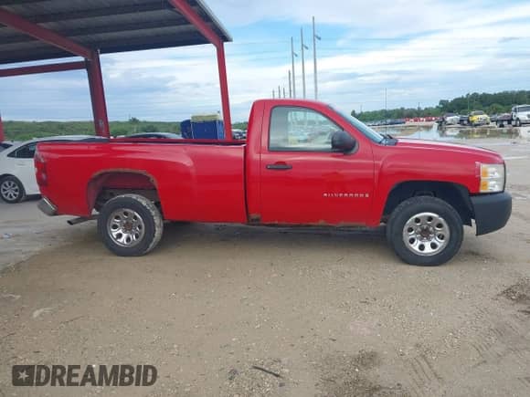 2008 Chevrolet Silverado 1500 Work Truck z VIN 1GCEC14XX8Z192206, wystawiony jako IAAI lot #43172347 z przebiegiem 202 186 mil mil oraz . Historia ofert i sprzedaży dostępna na DreamBid. Obrazek 13.
