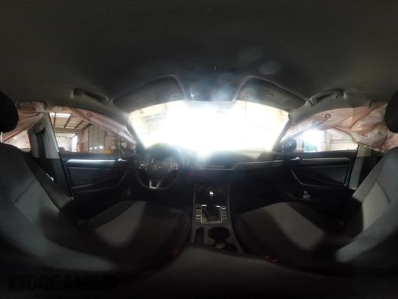 ✅ 2020 Volkswagen Jetta S • VIN: 3VWCB7BU0LM075828 • Lot: 42752408. Wystawiony na IAAI z przebiegiem 116 012 mil. Bezpłatny archiwum sprzedaży aukcyjnych z USA i szczegółowy raport historii pojazdu na DreamBid. Zdjęcie 19.