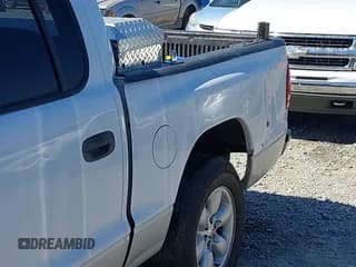 ✅ 2004 Dodge Dakota SLT • VIN: 1D7HL48K54S642754 • Lot: 41875084. Wystawiony na IAAI z przebiegiem 242 894 mil. Bezpłatny archiwum sprzedaży aukcyjnych z USA i szczegółowy raport historii pojazdu na DreamBid. Zdjęcie 6.