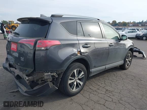 ✅ 2018 Toyota RAV4 XLE • VIN: JTMRFREV2JJ231749 • Лот: 43599708. Опубликован ранее на IAAI с пробегом 103 224 миль. Бесплатный доступ к архиву аукционных продаж из США и подробный отчёт об истории автомобиля на DreamBid. Изображение 4.
