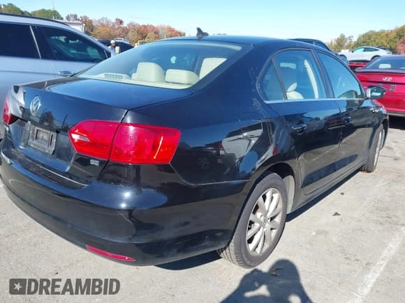 ✅ 2014 Volkswagen Jetta SE • VIN: 3VWD17AJ9EM328064 • Lot: 43659439. Wystawiony na IAAI z przebiegiem 178 566 mil. Bezpłatny archiwum sprzedaży aukcyjnych z USA i szczegółowy raport historii pojazdu na DreamBid. Zdjęcie 4.