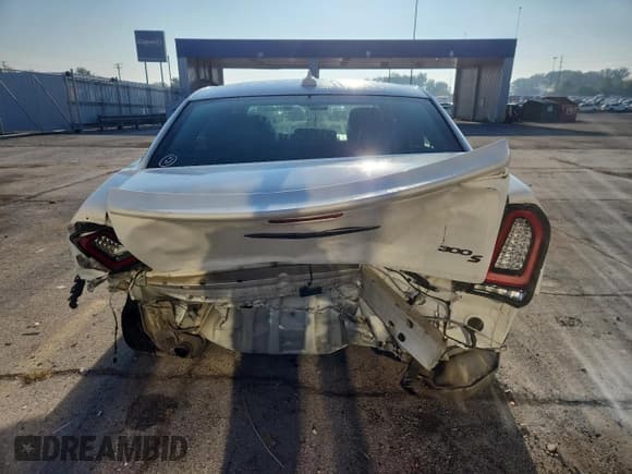 ✅ 2022 Chrysler 300 S • VIN: 2C3CCABGXNH135143 • Lot: 80745945. Wystawiony na Copart z przebiegiem Nie podano. Bezpłatny archiwum sprzedaży aukcyjnych z USA i szczegółowy raport historii pojazdu na DreamBid. Zdjęcie 6.
