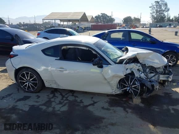✅ 2023 Toyota 86 • VIN: JF1ZNBC11P8757855 • Lot: 42703732. Listed on IAAI with Not provided. Free auction sales archive from the USA and detailed vehicle history report at DreamBid. Image 14.