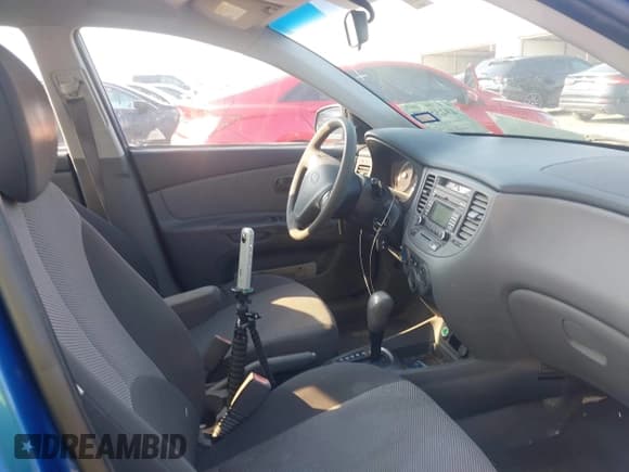 ✅ 2009 Kia Rio LX • VIN: KNADE223596456850 • Lot: 43255869. Wystawiony na IAAI z przebiegiem 214 486 mil. Bezpłatny archiwum sprzedaży aukcyjnych z USA i szczegółowy raport historii pojazdu na DreamBid. Zdjęcie 5.