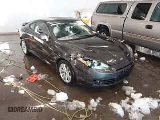 2008 Hyundai Tiburon GS z VIN KMHHM66D58U279806, wystawiony jako IAAI lot #41251941 z przebiegiem 67 550 mil mil oraz . Historia ofert i sprzedaży dostępna na DreamBid. Obrazek 1.