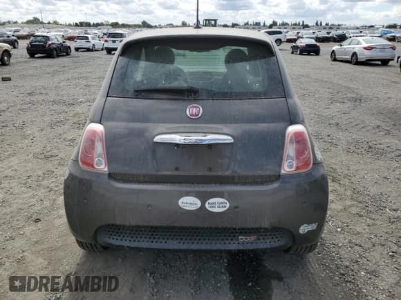 ✅ 2015 FIAT 500e • VIN: 3C3CFFGE1FT685481 • Lot: 81883605. Wystawiony na Copart z przebiegiem 92 275 mil. Bezpłatny archiwum sprzedaży aukcyjnych z USA i szczegółowy raport historii pojazdu na DreamBid. Zdjęcie 6.