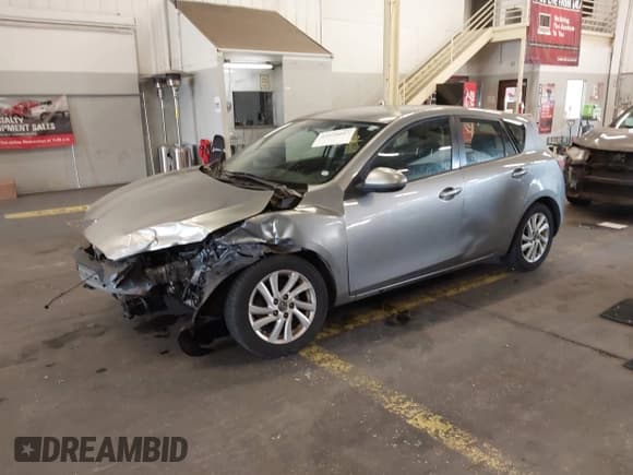 ✅ 2013 Mazda 3 i Touring • VIN: JM1BL1L89D1706469 • Лот: 43528087. Опубликован ранее на IAAI с пробегом Не указан. Бесплатный доступ к архиву аукционных продаж из США и подробный отчёт об истории автомобиля на DreamBid. Изображение 2.
