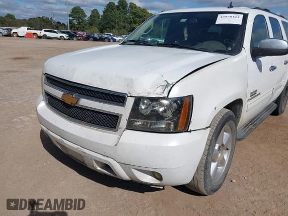 ✅ 2009 Chevrolet Suburban 2LT • VIN: 1GNFC26009R288185 • Lot: 43570123. Wystawiony na IAAI z przebiegiem 270 538 mil. Bezpłatny archiwum sprzedaży aukcyjnych z USA i szczegółowy raport historii pojazdu na DreamBid. Zdjęcie 6.