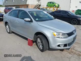 ✅ 2011 Volkswagen Jetta SE • VIN: 3VWDZ7AJ4BM302749 • Lot: 43187484. Wystawiony na IAAI z przebiegiem 199 629 mil. Bezpłatny archiwum sprzedaży aukcyjnych z USA i szczegółowy raport historii pojazdu na DreamBid. Zdjęcie 1.