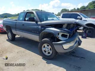 1996 Dodge 1500 z VIN 3B7HF13Z0TG175107, wystawiony jako IAAI lot #42721638 z przebiegiem 127 140 mil mil oraz . Historia ofert i sprzedaży dostępna na DreamBid. Obrazek 1.