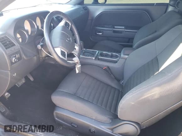 ✅ 2014 Dodge Challenger SXT • VIN: 2C3CDYAG5EH307375 • Lot: 82178604. Wystawiony na Copart z przebiegiem 140 376 mil. Bezpłatny archiwum sprzedaży aukcyjnych z USA i szczegółowy raport historii pojazdu na DreamBid. Zdjęcie 7.