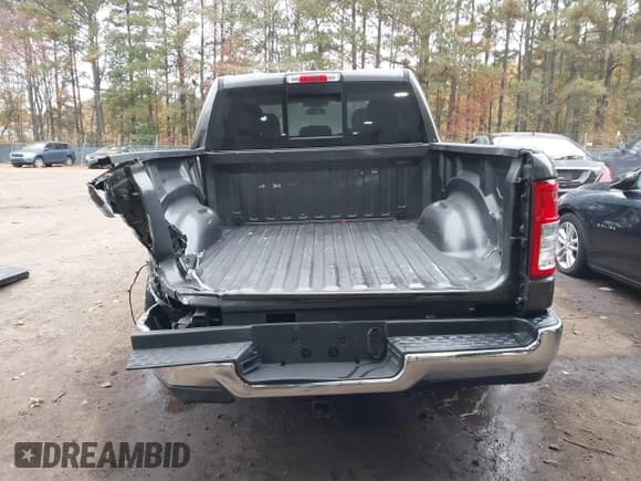 ✅ 2019 Ram 1500 Tradesman • VIN: 1C6SRFGT6KN561656 • Lot: 43695038. Wystawiony na IAAI z przebiegiem 136 504 mil. Bezpłatny archiwum sprzedaży aukcyjnych z USA i szczegółowy raport historii pojazdu na DreamBid. Zdjęcie 16.
