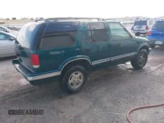 1996 Chevrolet Blazer z VIN 1GNDT13W1T2261507, wystawiony jako IAAI lot #43327033 z przebiegiem 188 609 mil mil oraz . Historia ofert i sprzedaży dostępna na DreamBid. Obrazek 4.