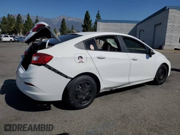 2018 Chevrolet Cruze LS z VIN 1G1BC5SM1J7180037, wystawiony jako Copart lot #71641325 z przebiegiem 143 272 mil mil oraz Szkoda całkowita • Salvage title. Historia ofert i sprzedaży dostępna na DreamBid. Obrazek 3.