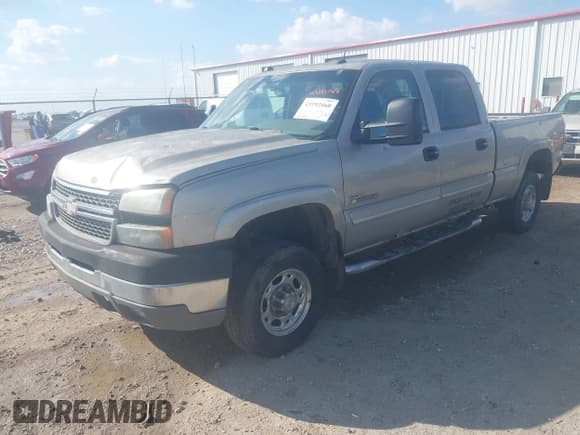 ✅ 2005 Chevrolet Silverado 2500HD LS • VIN: 1GCHK23285F818246 • Lot: 43292468. Wystawiony na IAAI z przebiegiem 255 783 mil. Bezpłatny archiwum sprzedaży aukcyjnych z USA i szczegółowy raport historii pojazdu na DreamBid. Zdjęcie 2.