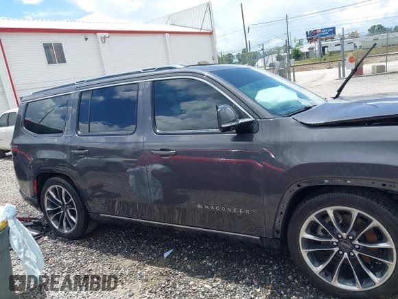 ✅ 2022 Jeep Wagoneer Series III • VIN: 1C4SJVDT3NS107823 • Lot: 42694269. Listed on IAAI with 20,420 mi. Free auction sales archive from the USA and detailed vehicle history report at DreamBid. Image 13.