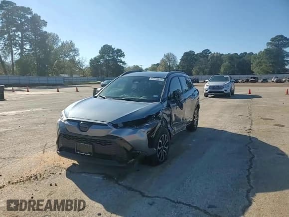 ✅ 2023 Toyota Corolla Cross Hybrid SE • VIN: 7MUFBABG1PV011879 • Lot: 94373575. Wystawiony na Copart z przebiegiem 9 744 mil. Bezpłatny archiwum sprzedaży aukcyjnych z USA i szczegółowy raport historii pojazdu na DreamBid. Zdjęcie 14.