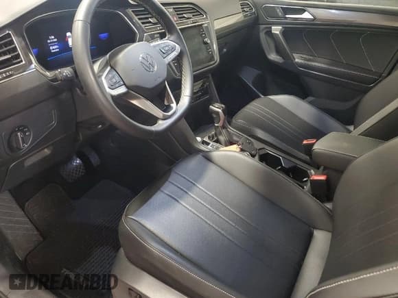 ✅ 2023 Volkswagen Tiguan SE • VIN: 3VV2B7AX5PM105309 • Lot: 42026255. Wystawiony na IAAI z przebiegiem 25 546 mil. Bezpłatny archiwum sprzedaży aukcyjnych z USA i szczegółowy raport historii pojazdu na DreamBid. Zdjęcie 1.