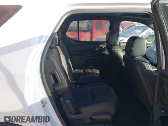 ✅ 2023 Chevrolet Traverse High Country • VIN: 1GNEVNKW5PJ216797 • Lot: 41479227. Wystawiony na IAAI z przebiegiem 45 527 mil. Bezpłatny archiwum sprzedaży aukcyjnych z USA i szczegółowy raport historii pojazdu na DreamBid. Zdjęcie 8.