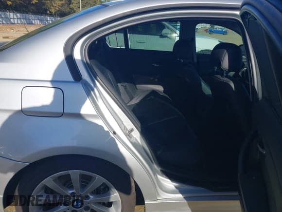 ✅ 2011 BMW 3 Series 328i • VIN: WBAPH5G57BNM76013 • Lot: 43526444. Wystawiony na IAAI z przebiegiem 103 681 mil. Bezpłatny archiwum sprzedaży aukcyjnych z USA i szczegółowy raport historii pojazdu na DreamBid. Zdjęcie 8.