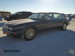 ✅ 1997 Jaguar XJ Vanden Plas • VIN: SAJKX6244VC801688 • Лот: 80841864. Опубликован ранее на Copart с пробегом Не указан. Бесплатный доступ к архиву аукционных продаж из США и подробный отчёт об истории автомобиля на DreamBid. Изображение 1.