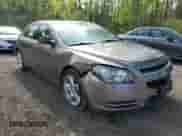 2010 Chevrolet Malibu 1LS z VIN 1G1ZB5E02AF262603, wystawiony jako Copart lot #57138915 z przebiegiem 128 992 mil mil oraz Szkoda całkowita • Salvage title. Historia ofert i sprzedaży dostępna na DreamBid. Obrazek 4.