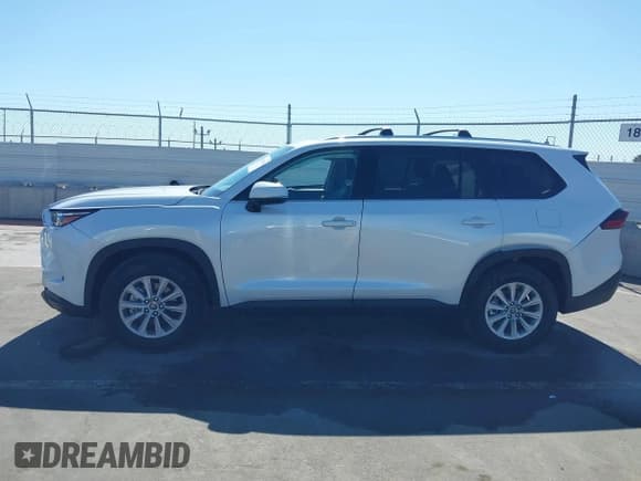 ✅ 2025 Toyota Highlander XLE • VIN: 5TDAAAB58SS070569 • Lot: 41665584. Listed on IAAI with 2,009 mi. Free auction sales archive from the USA and detailed vehicle history report at DreamBid. Image 14.