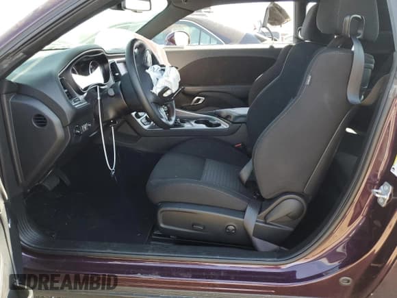 ✅ 2022 Dodge Challenger GT • VIN: 2C3CDZKG3NH156668 • Lot: 65185703. Wystawiony na Copart z przebiegiem 3 669 mil. Bezpłatny archiwum sprzedaży aukcyjnych z USA i szczegółowy raport historii pojazdu na DreamBid. Zdjęcie 7.