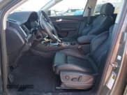 ✅ 2024 Audi Q5 S line Premium Plus • VIN: WA1EAAFY9R2098253 • Lot: 82383115. Wystawiony na Copart z przebiegiem 32 552 mil. Bezpłatny archiwum sprzedaży aukcyjnych z USA i szczegółowy raport historii pojazdu na DreamBid. Zdjęcie 7.