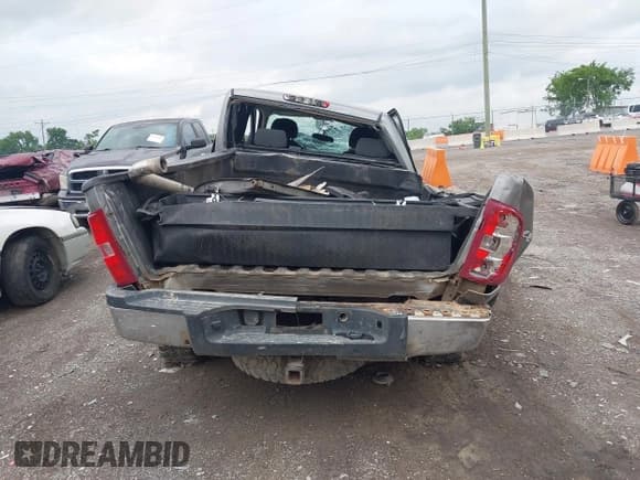 ✅ 2008 Chevrolet Silverado 2500HD 1LT • VIN: 1GCHK29698E151210 • Lot: 42301136. Wystawiony na IAAI z przebiegiem 281 091 mil. Bezpłatny archiwum sprzedaży aukcyjnych z USA i szczegółowy raport historii pojazdu na DreamBid. Zdjęcie 15.