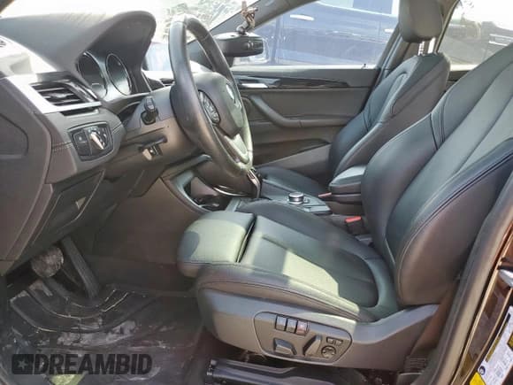 ✅ 2020 BMW X2 sDrive28i • VIN: WBXYH9C05L5R16811 • Lot: 60265845. Wystawiony na Copart z przebiegiem 61 152 mil. Bezpłatny archiwum sprzedaży aukcyjnych z USA i szczegółowy raport historii pojazdu na DreamBid. Zdjęcie 7.