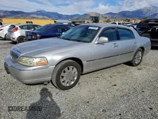 ✅ 2005 Lincoln Town Car Signature Limited • VIN: 1LNHM82W85Y625032 • Lot: 95240305. Wystawiony na Copart z przebiegiem 103 701 mil. Bezpłatny archiwum sprzedaży aukcyjnych z USA i szczegółowy raport historii pojazdu na DreamBid. Zdjęcie 1.