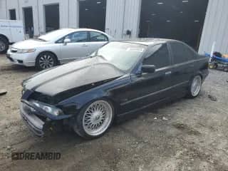 1996 BMW 3 Series z VIN WBACD3325TAV15572, wystawiony jako Copart lot #89269025 z przebiegiem 179 156 mil mil oraz Nie do naprawy • Non repairable. Historia ofert i sprzedaży dostępna na DreamBid. Obrazek 1.