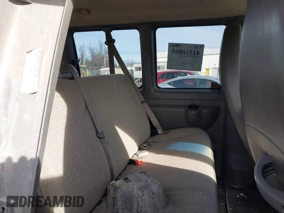 2015 Chevrolet Express Passenger LT z VIN 1GAZG1FGXF1172030, wystawiony jako IAAI lot #41510865 z przebiegiem 297 473 mil mil oraz . Historia ofert i sprzedaży dostępna na DreamBid. Obrazek 8.