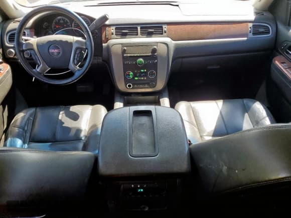 ✅ 2013 GMC Yukon XL SLT • VIN: 1GKS2KE70DR176525 • Lot: 68718035. Wystawiony na Copart z przebiegiem 288 092 mil. Bezpłatny archiwum sprzedaży aukcyjnych z USA i szczegółowy raport historii pojazdu na DreamBid. Zdjęcie 8.