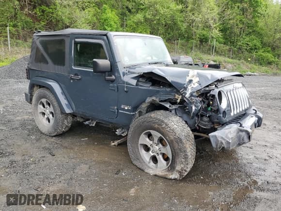✅ 2017 Jeep Wrangler Sahara • VIN: 1C4AJWBG5HL585280 • Lot: 54703555. Wystawiony na Copart z przebiegiem Nie podano. Bezpłatny archiwum sprzedaży aukcyjnych z USA i szczegółowy raport historii pojazdu na DreamBid. Zdjęcie 4.