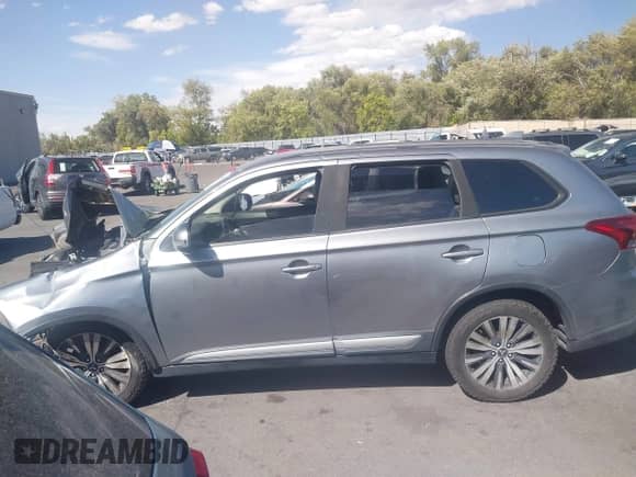 2019 Mitsubishi Outlander ES z VIN JA4AZ3A3XKZ021676, wystawiony jako IAAI lot #43196948 z przebiegiem Nie podano mil oraz . Historia ofert i sprzedaży dostępna na DreamBid. Obrazek 14.