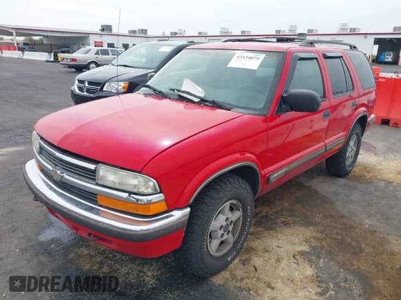 ✅ 1999 Chevrolet Blazer LS • VIN: 1GNDT13W0X2206472 • Lot: 43134075. Wystawiony na IAAI z przebiegiem 240 454 mil. Bezpłatny archiwum sprzedaży aukcyjnych z USA i szczegółowy raport historii pojazdu na DreamBid. Zdjęcie 2.