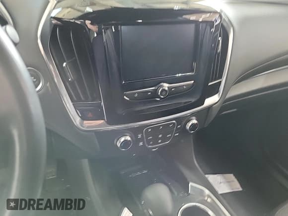 ✅ 2022 Chevrolet Traverse LT Cloth • VIN: 1GNEVMKW4NJ135362 • Lot: 42631396. Wystawiony na IAAI z przebiegiem 26 923 mil. Bezpłatny archiwum sprzedaży aukcyjnych z USA i szczegółowy raport historii pojazdu na DreamBid. Zdjęcie 1.