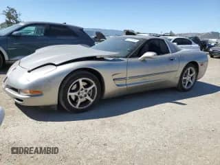 ✅ 2002 Chevrolet Corvette • VIN: 1G1YY22G425122733 • Lot: 64395565. Wystawiony na Copart z przebiegiem 107 474 mil mil. Skorzystaj z bezpłatnego archiwum sprzedaży aukcyjnych z USA i zobacz szczegółowy raport historii pojazdu na DreamBid. Zdjęcie 1.