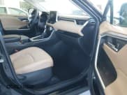 ✅ 2023 Toyota RAV4 XLE • VIN: 2T3W1RFVXPC223877 • Lot: 43565692. Wystawiony na IAAI z przebiegiem 35 435 mil. Bezpłatny archiwum sprzedaży aukcyjnych z USA i szczegółowy raport historii pojazdu na DreamBid. Zdjęcie 5.