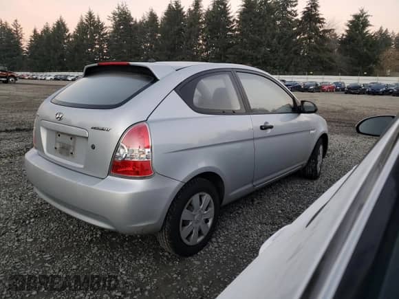 2007 Hyundai Accent GS z VIN KMHCM36C27U014985, wystawiony jako Copart lot #83150244 z przebiegiem 151 948 mil mil oraz Czysty tytuł • Clean title. Historia ofert i sprzedaży dostępna na DreamBid. Obrazek 3.