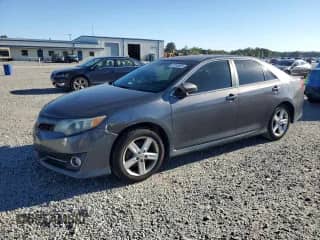 2014 Toyota Camry L z VIN 4T1BF1FK3EU767844, wystawiony jako Copart lot #87215535 z przebiegiem 186 194 mil mil oraz Czysty tytuł • Clean title. Historia ofert i sprzedaży dostępna na DreamBid. Obrazek 1.