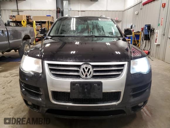✅ 2010 Volkswagen Touareg • VIN: WVGAK7A98AD002461 • Лот: 50265945. Опубликован ранее на Copart с пробегом 166 315 миль. Бесплатный доступ к архиву аукционных продаж из США и подробный отчёт об истории автомобиля на DreamBid. Изображение 5.