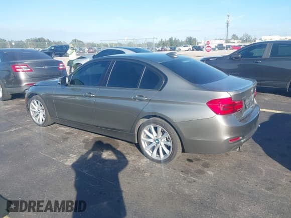 ✅ 2017 BMW 3 Series 320i xDrive • VIN: WBA8E5G39HNU44278 • Лот: 43797502. Опубликован ранее на IAAI с пробегом 54 132 миль. Бесплатный доступ к архиву аукционных продаж из США и подробный отчёт об истории автомобиля на DreamBid. Изображение 3.