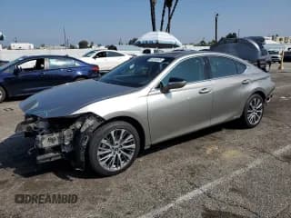 ✅ 2021 Lexus ES 300h • VIN: 58ADA1C10MU010622 • Lot: 85316505. Wystawiony na Copart z przebiegiem 96 239 mil. Bezpłatny archiwum sprzedaży aukcyjnych z USA i szczegółowy raport historii pojazdu na DreamBid. Zdjęcie 1.